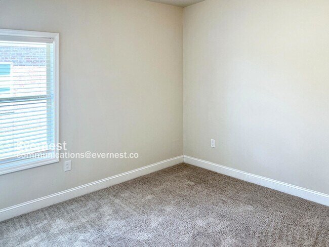 Building Photo - 104 Elaina Grey Ct