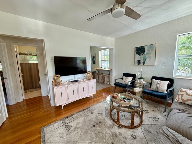 Building Photo - Adorable OLD NE garage 1/1 apartment - FUL...