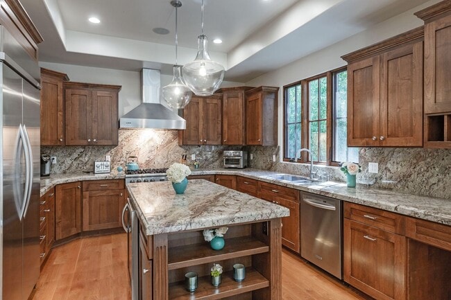 Building Photo - Elegant Mediterranean Home in Prime Menlo ...