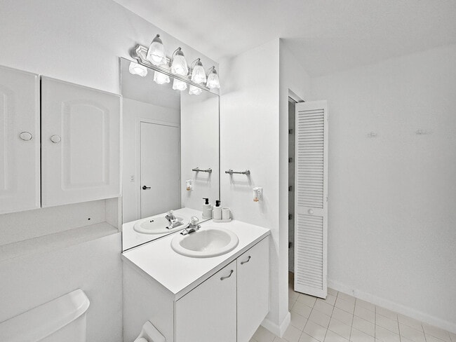 Building Photo - 4866 SW 32nd Terrace