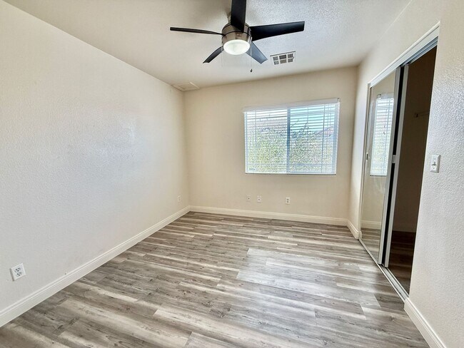 Building Photo - Stylishly Home in Gated Community – Minute...