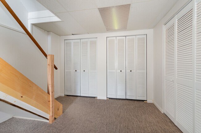 Building Photo - 617 Allenview Dr