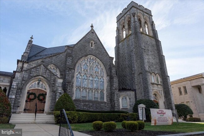 Building Photo - 406 Kings Hwy E