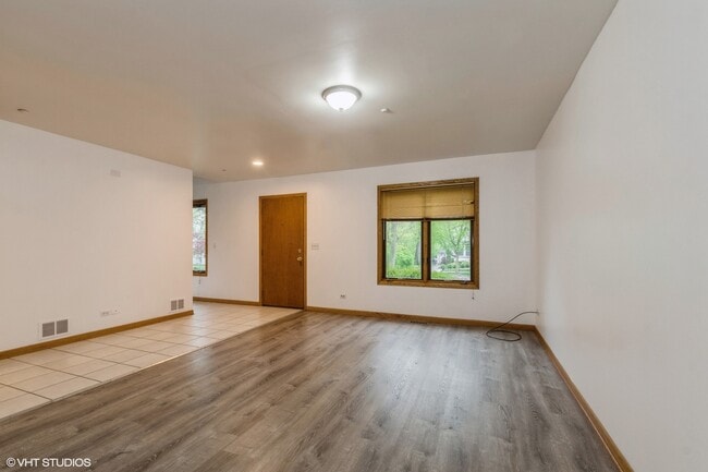 Building Photo - 557 Skokie Ave