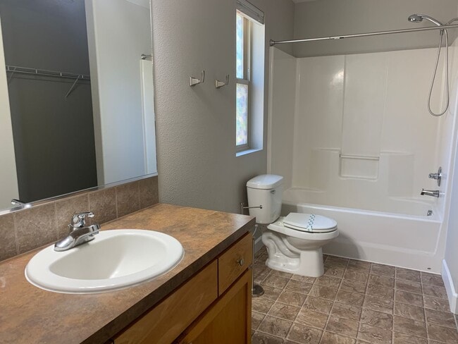 Building Photo - Townhome in Highly desired  Camas -Lacamas...
