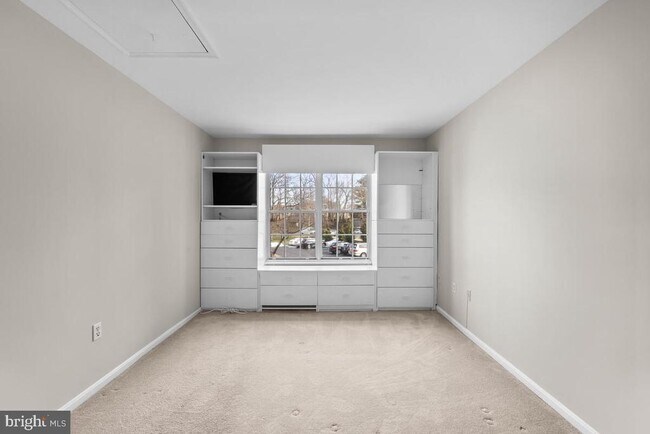 Building Photo - 10129 Green Holly Terrace
