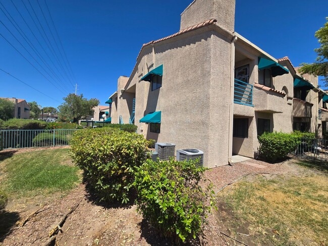 Building Photo - Charming 2-Bedroom Condo in Gated Communit...