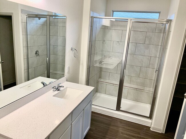 Building Photo - Beautiful 4 bedroom 3 bathroom home in Pfl...