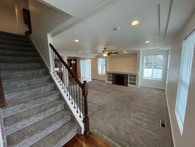 Building Photo - 5 Bed, 3.5 Bath with A/C, Available Now! -...