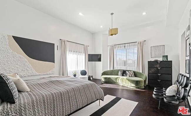 Building Photo - 615 6th Ave