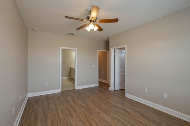 Building Photo - 1047 Oak Hammock