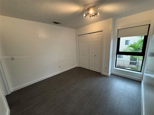 Building Photo - 3011 SW 1st Ave