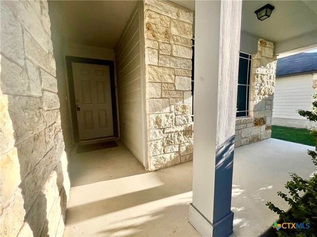 Building Photo - 738 Great Oaks Dr