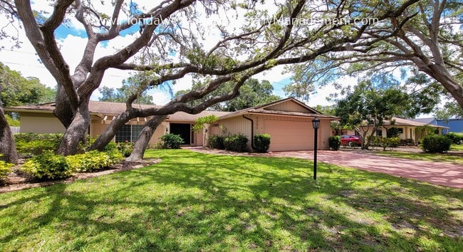 Building Photo - CLASSIC SARASOTA POOL HOME WITH UPDATES AN...