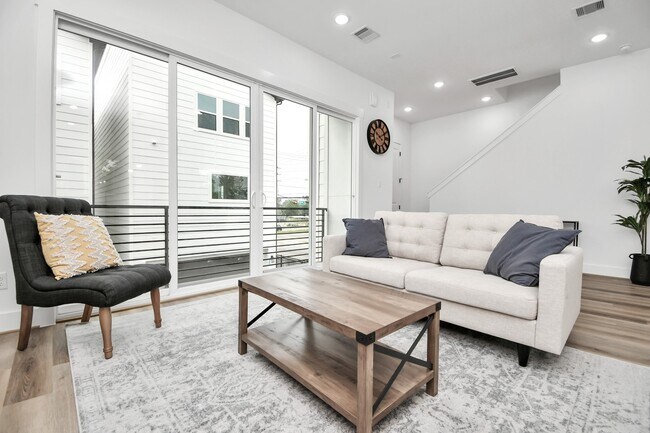 Building Photo - 4804 Elysian St