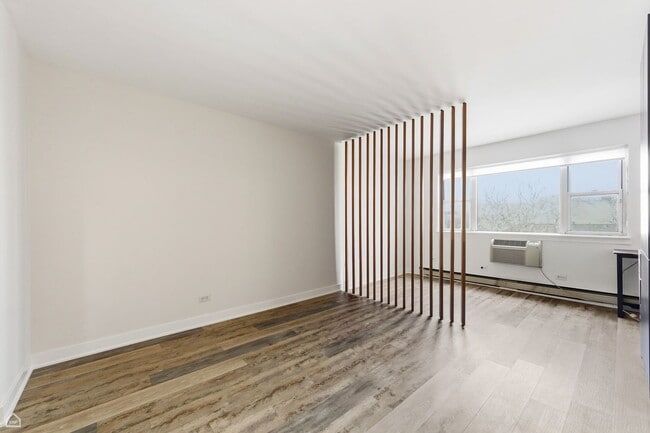 Building Photo - 5920 N Kenmore Ave