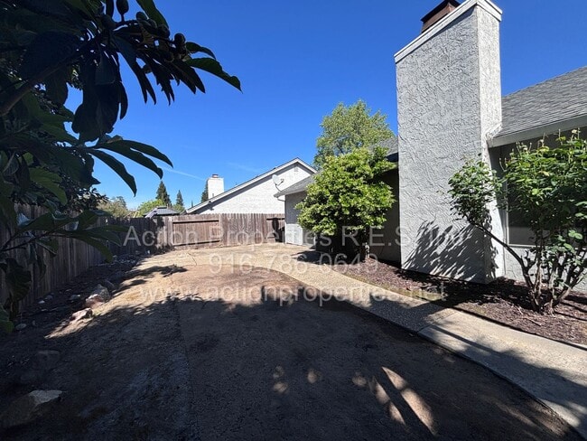 Building Photo - Charming 3 Bed, 2 Bath House - Close to Shopping, Schools, and Parks - New Paint - Updated Flooring!