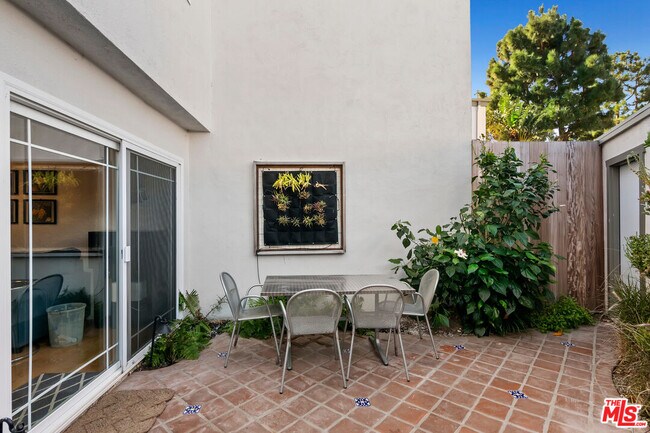 Building Photo - 6240 Tapia Dr