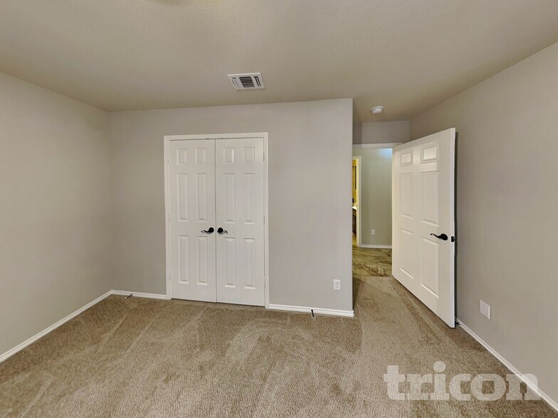 Building Photo - 208 Carson Dr
