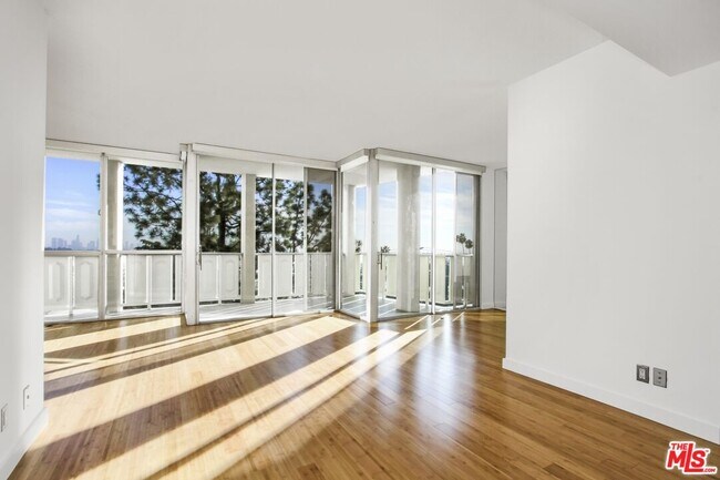 Building Photo - 4411 Los Feliz Blvd