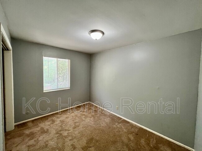 Building Photo - 2212 NE 77th St