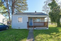 Building Photo - MOVE IN READY 2 Bedroom right off George W...