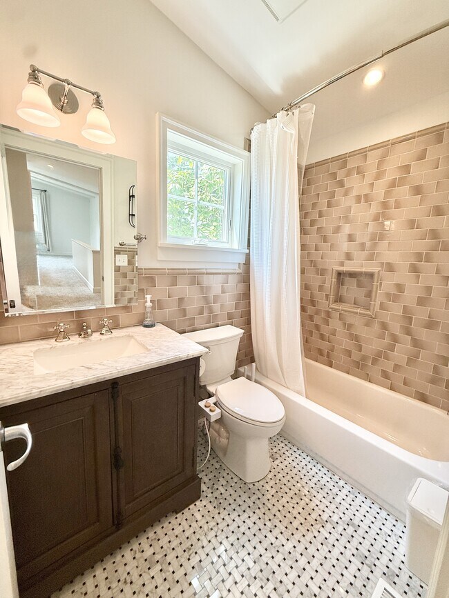 Building Photo - 2442 Mountain View Dr
