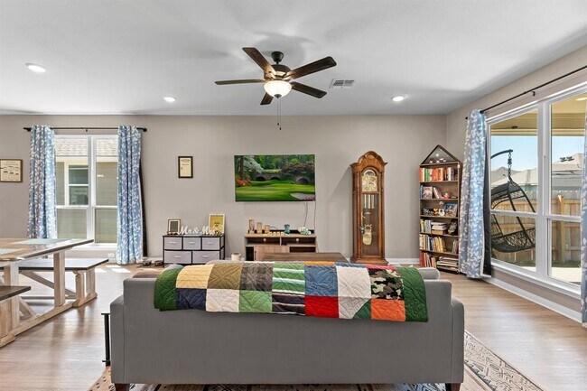 Building Photo - 121 Lazy Lizzy Rd