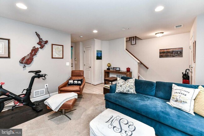 Building Photo - 2505 S Kenmore Ct