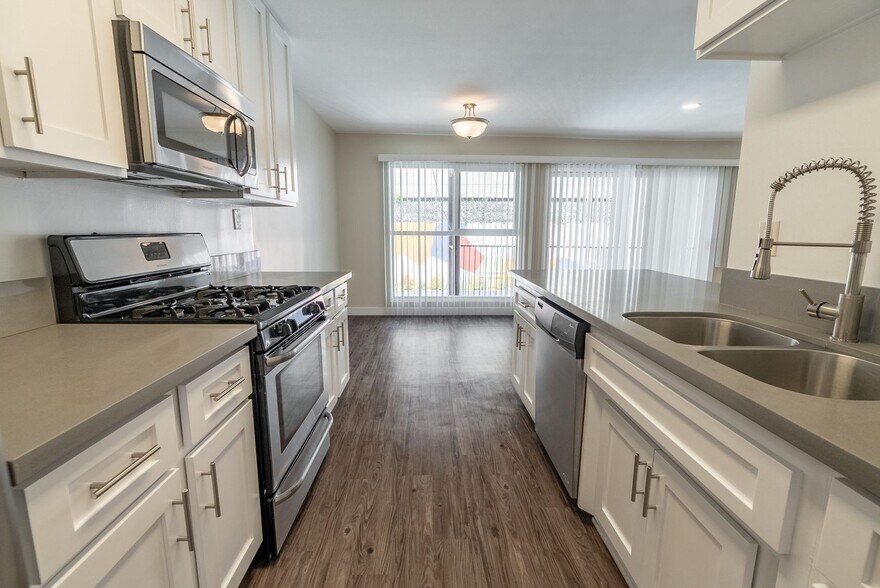 Interior Photo - 8375 Fountain Ave