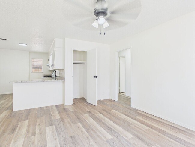 Building Photo - Adorable 2 bedroom 1 bath close to hospitals!