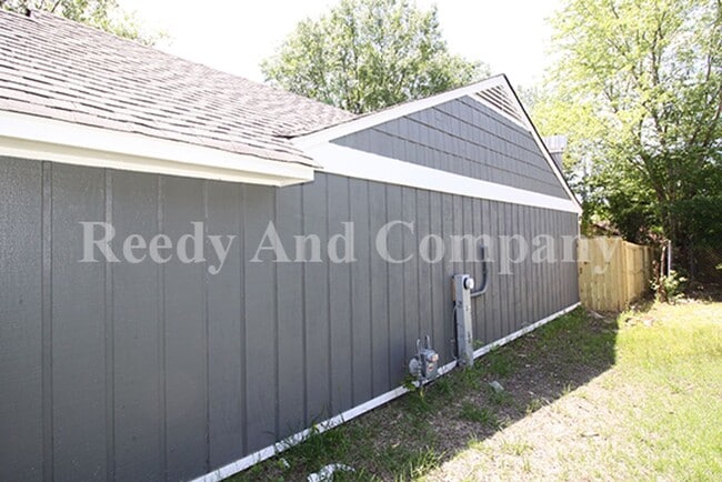 Building Photo - 3879 Briar Pl