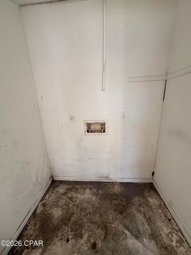 Building Photo - 2701 E 8th Ct