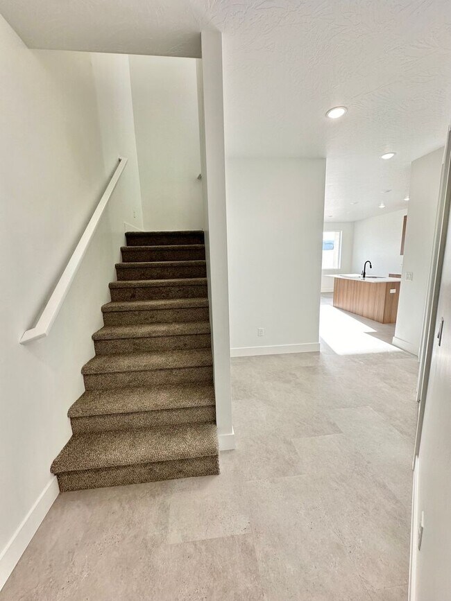 Building Photo - PET FRIENDLY!! HURRICANE TOWNHOME! END UNIT!