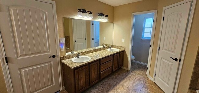 Building Photo - Beautiful 4 bedroom, 2 bath home for rent