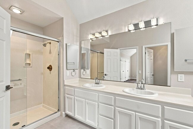 Building Photo - 749 Glenborough Dr
