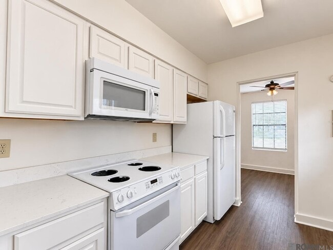 Building Photo - 2961 Greenwood Dr