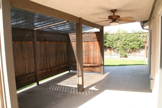 Building Photo - Great home for rent in Visalia!