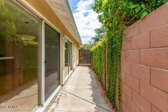 Building Photo - 1928 E Palo Verde Dr