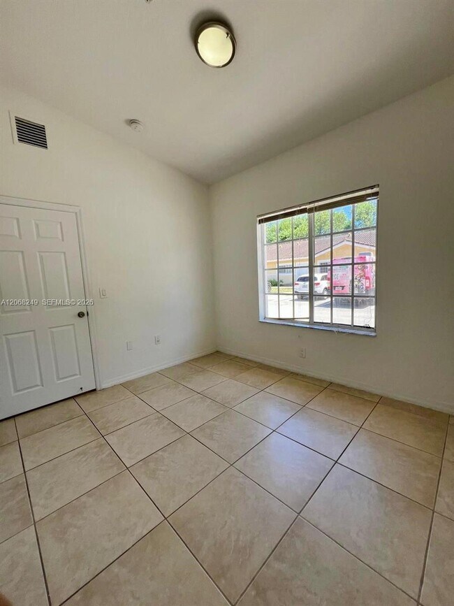 Building Photo - 3824 SW 48th Ave