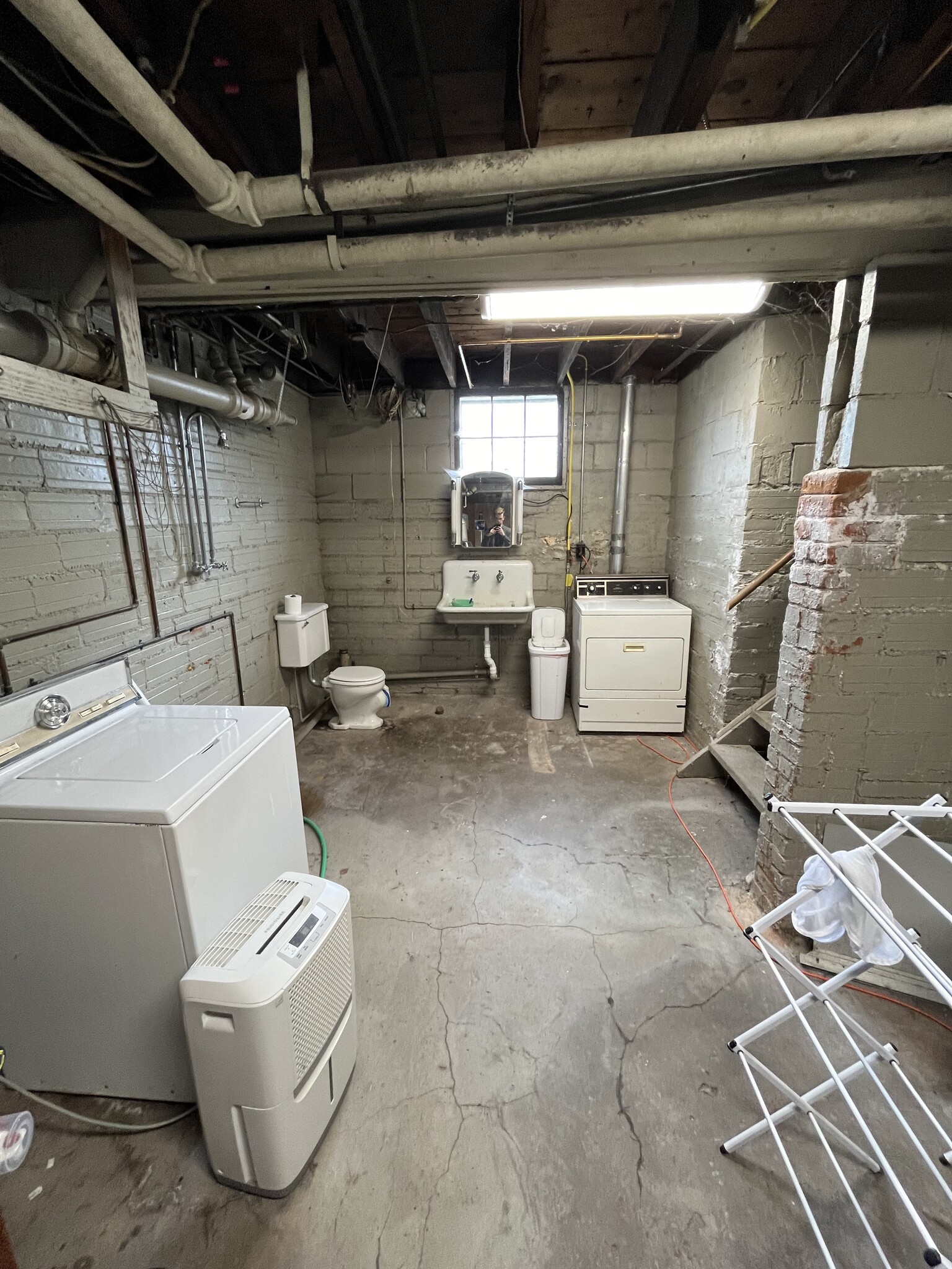 Building Photo - 413 Ronalds St