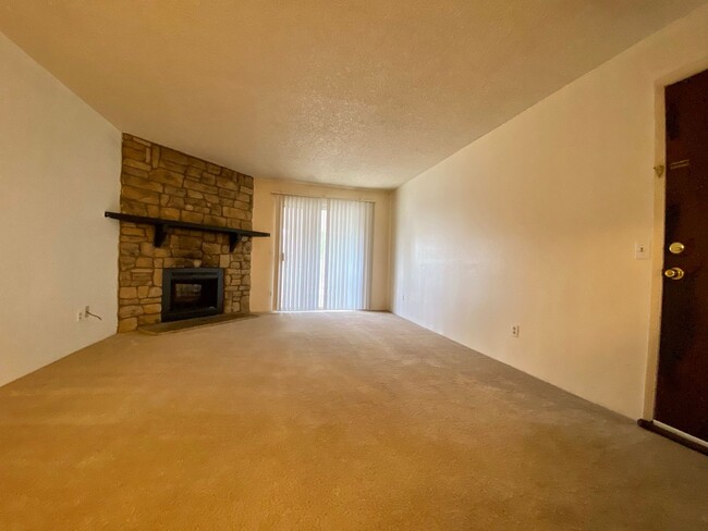 Building Photo - Charming 1 Bed 1 Bath Condo near Windsor L...