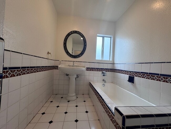 Building Photo - 3 bed & 2 bath home in EAST side Long Beach