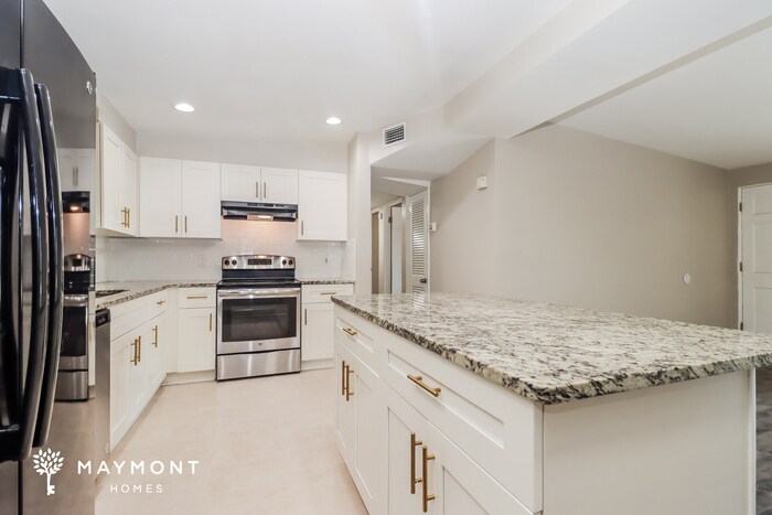 Building Photo - 2120 Catalina Dr