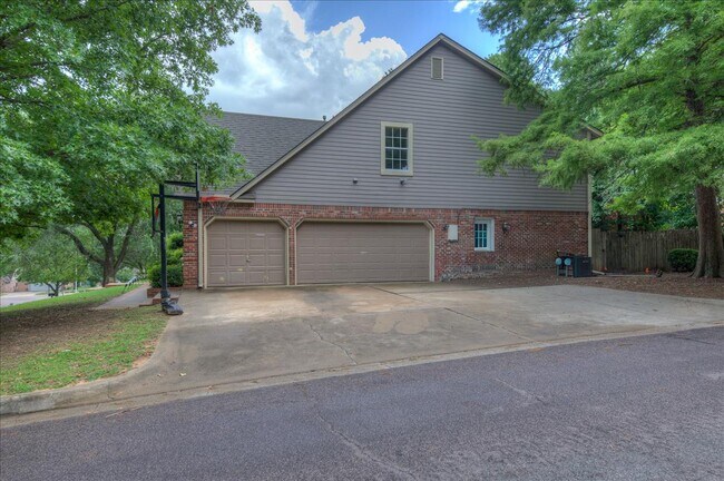 Building Photo - 8632 S Braden Ave
