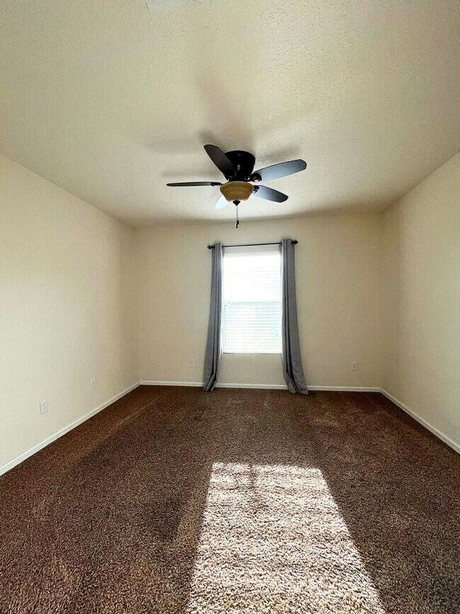 Building Photo - 4/2 with Community Amenities