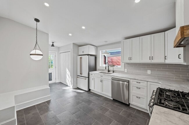 Building Photo - 3 Bedroom, 2 Bathroom Cottage In the Heart of Downtown Wilmington