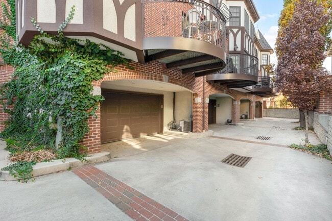 Building Photo - Cherry Creek Townhome - 3 Bed, 3 Bath, 2 Car Attached Garage