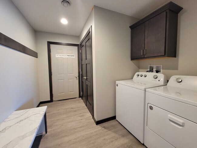 Building Photo - 4606 - 4608 W 34th St. N (Alpha Team) (NW)
