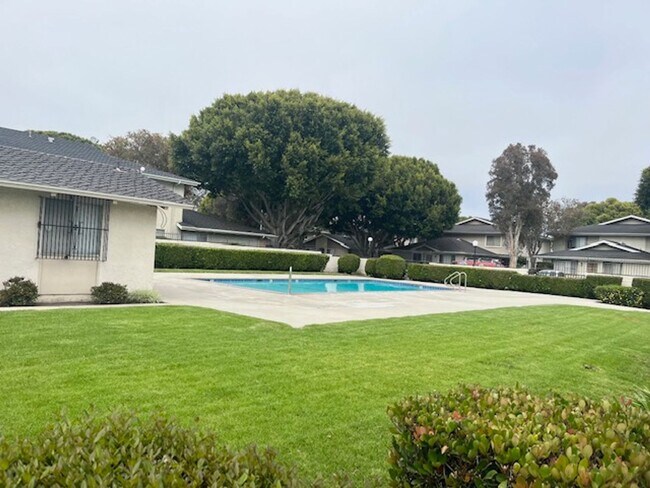 Building Photo - 2 Bedroom 1 Bath for rent in Port Hueneme near Oxnard Harbor